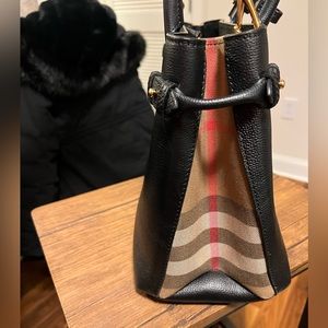 Burberry Medium Banner House Check
Derby Leather Black